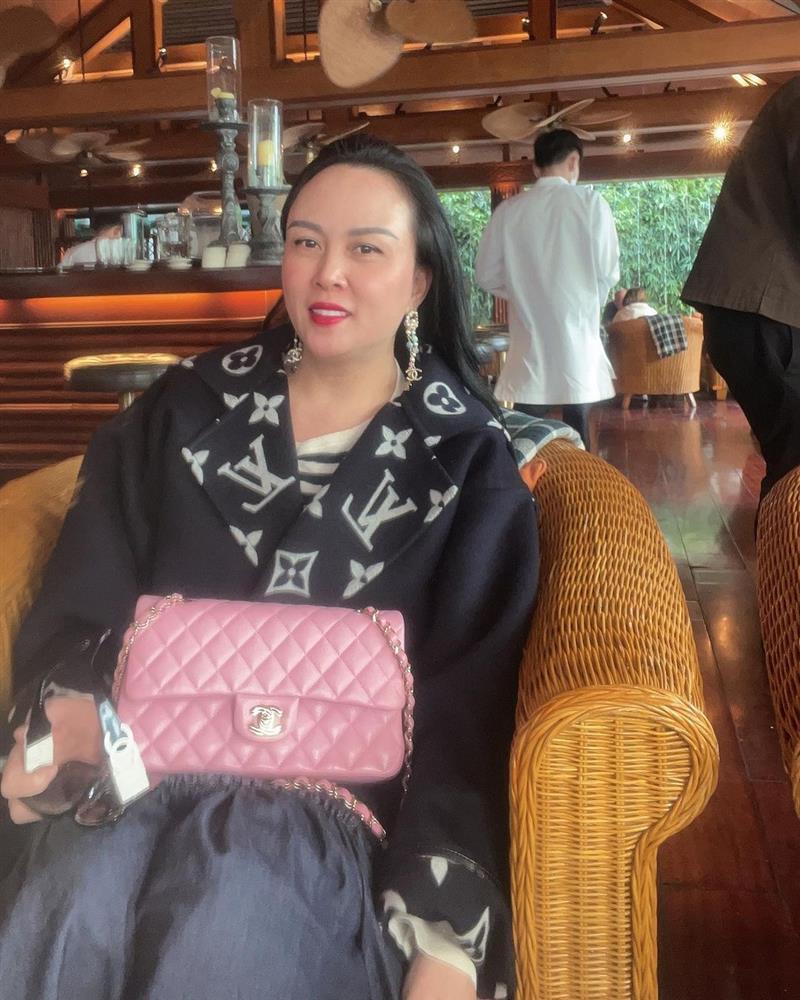 Phượng Chanel đam mê những set hàng hiệu cộp logo kín đặc-5