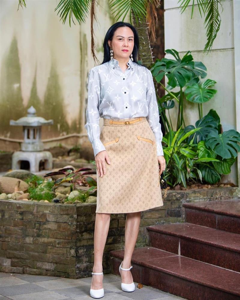 Phượng Chanel đam mê những set hàng hiệu cộp logo kín đặc-6