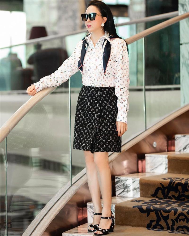 Phượng Chanel đam mê những set hàng hiệu cộp logo kín đặc-7