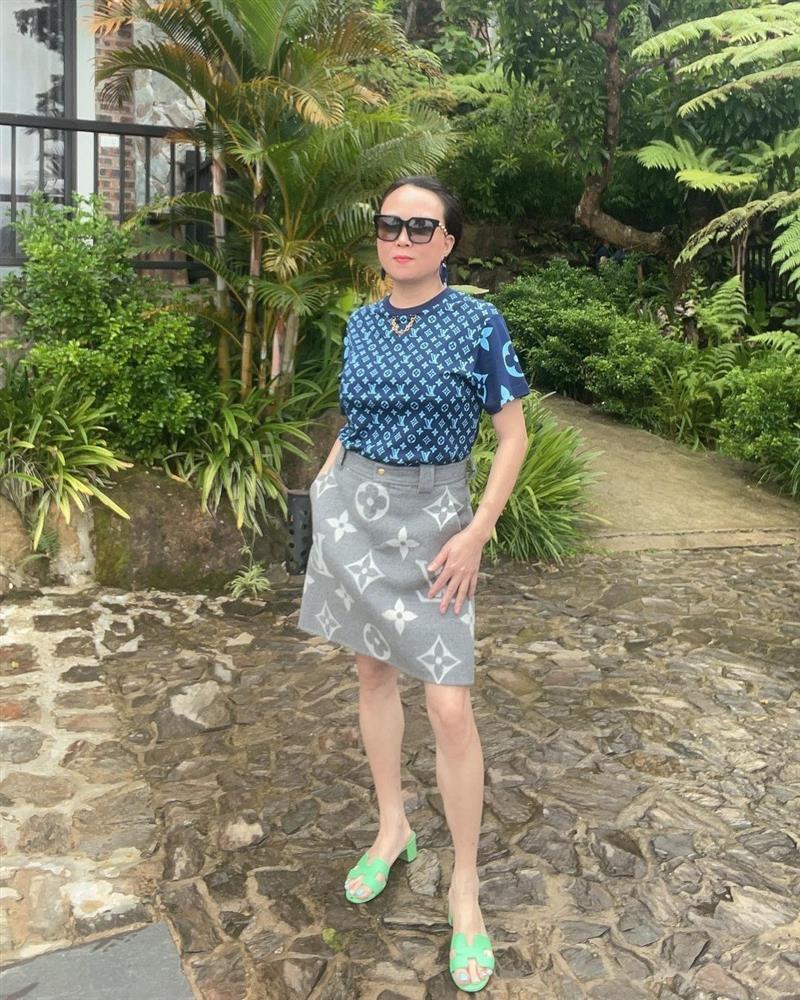 Phượng Chanel đam mê những set hàng hiệu cộp logo kín đặc-8