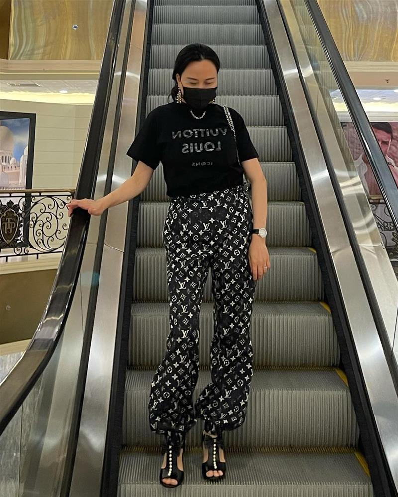 Phượng Chanel đam mê những set hàng hiệu cộp logo kín đặc-9