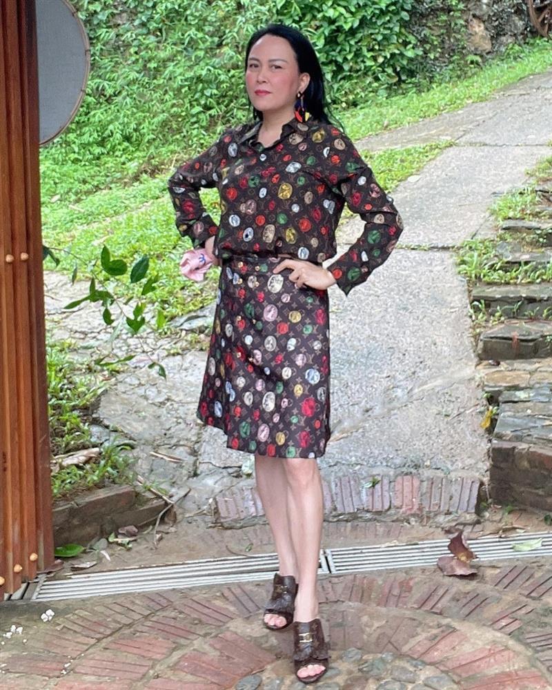 Phượng Chanel đam mê những set hàng hiệu cộp logo kín đặc-10