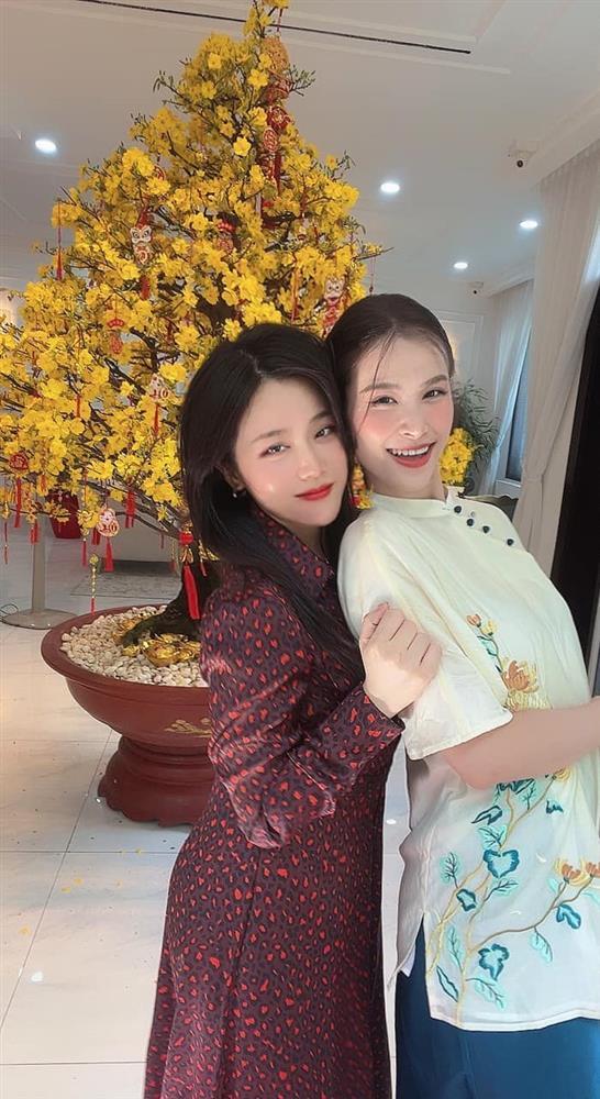 Showbiz Việt ngày 27/1: Tết ấm áp của Đông Nhi bên gia đình chồng-2