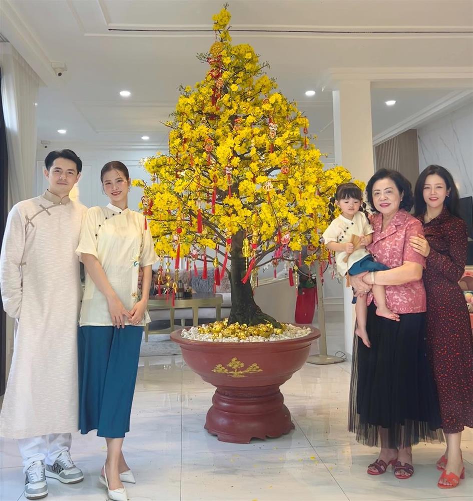 Showbiz Việt ngày 27/1: Tết ấm áp của Đông Nhi bên gia đình chồng-3