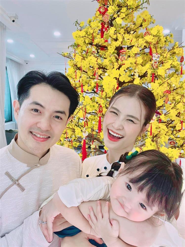 Showbiz Việt ngày 27/1: Tết ấm áp của Đông Nhi bên gia đình chồng-1