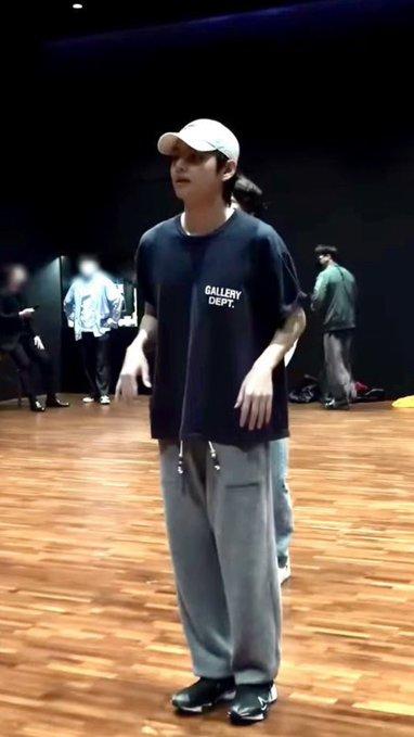 V (BTS) bị chỉ trích vì mặc áo của Jennie (BLACKPINK)-1