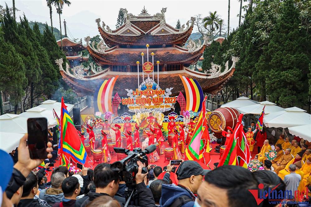 Chùa Hương đông kín khách trong ngày khai hội-1