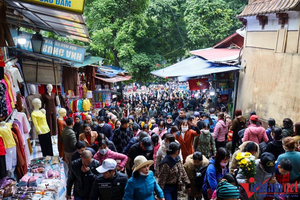 Chùa Hương đông kín khách trong ngày khai hội-2