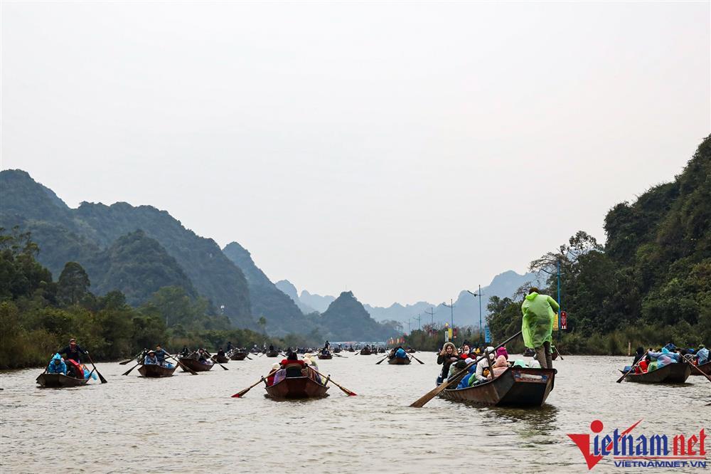 Chùa Hương đông kín khách trong ngày khai hội-3