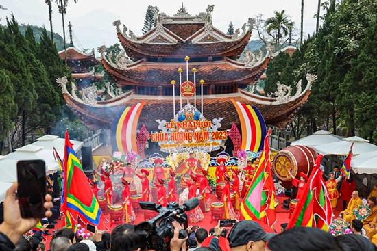 Chùa Hương đông kín khách trong ngày khai hội