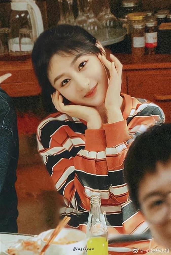 Dương Tử bị chỉnh ảnh giả trân trên poster vì áp lực tuổi tác-2