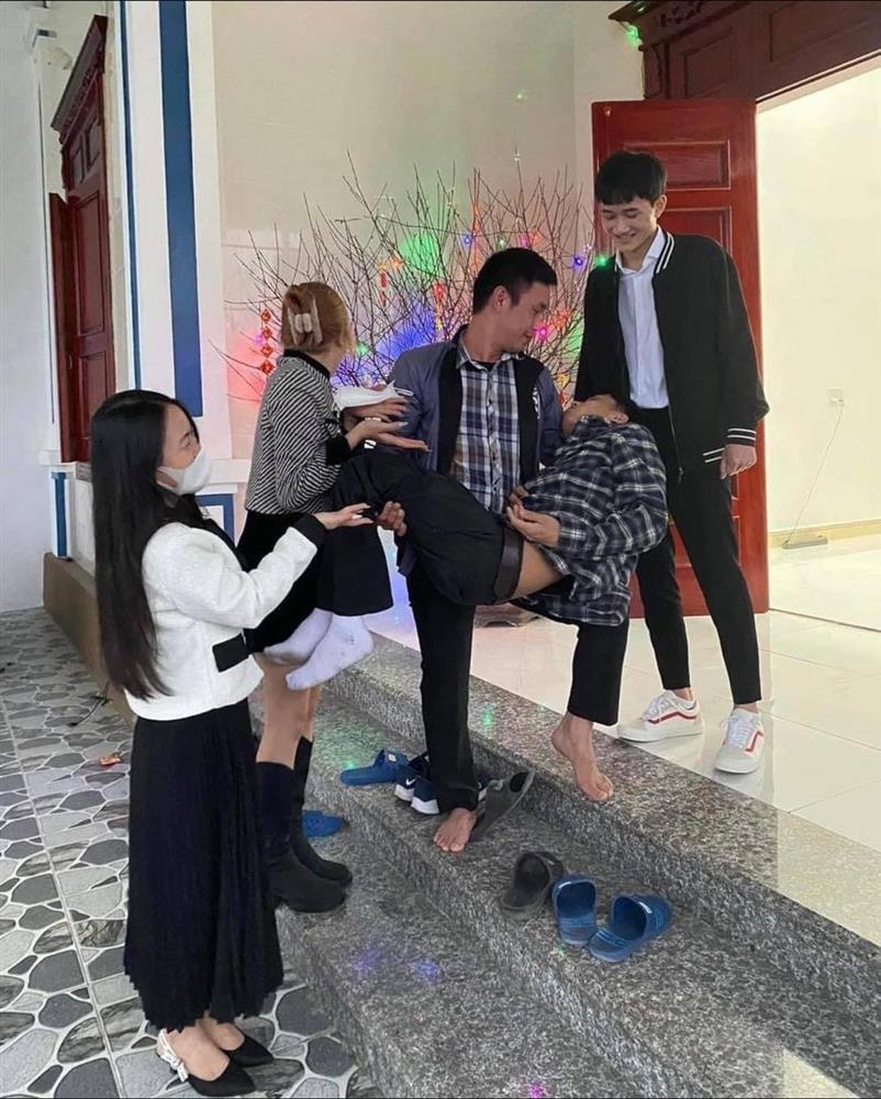 Muôn kiểu hài hước khi bạn trai về ra mắt nhà gái ngày Tết-4