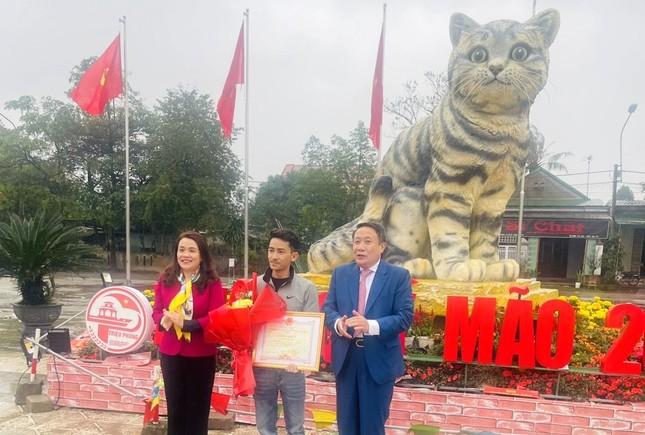Khen thưởng nghệ nhân tạo hình linh vật hoa hậu mèo ở Quảng Trị-1