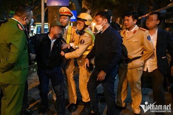 Khởi tố tài xế vi phạm nồng độ cồn gấp 3 lần mức kịch khung, vật ngã CSGT-2