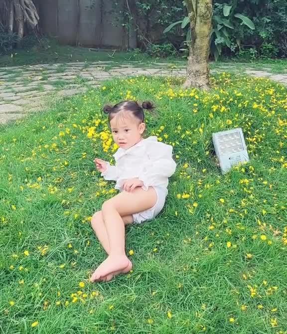 Con gái Hà Hồ 2 tuổi khoe chân dài, thả dáng như siêu mẫu-2