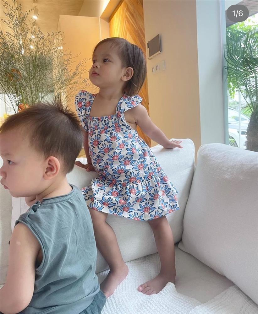 Con gái Hà Hồ 2 tuổi khoe chân dài, thả dáng như siêu mẫu-3