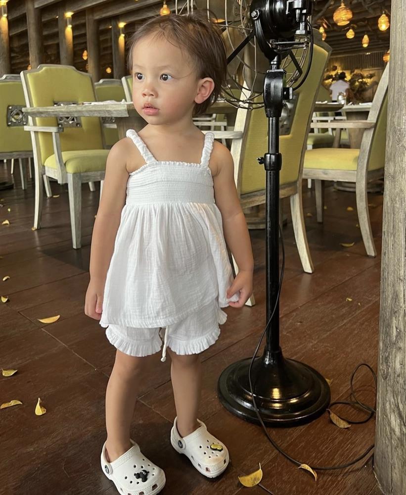 Con gái Hà Hồ 2 tuổi khoe chân dài, thả dáng như siêu mẫu-4