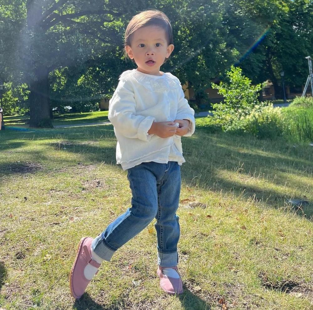 Con gái Hà Hồ 2 tuổi khoe chân dài, thả dáng như siêu mẫu-5