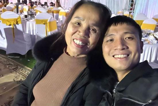 Bùi Tiến Dũng khoe ảnh hiếm về mẹ ruột ở quê nhà Hà Tĩnh