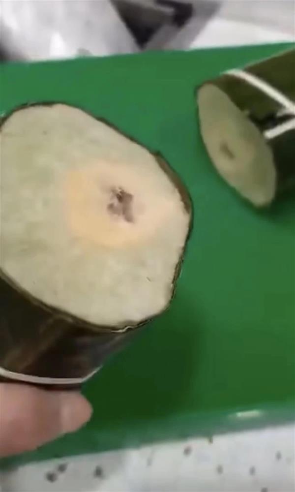 Mua bánh tét giá trên trời biếu nhà bạn trai, cô gái sau đó bẽ bàng-2