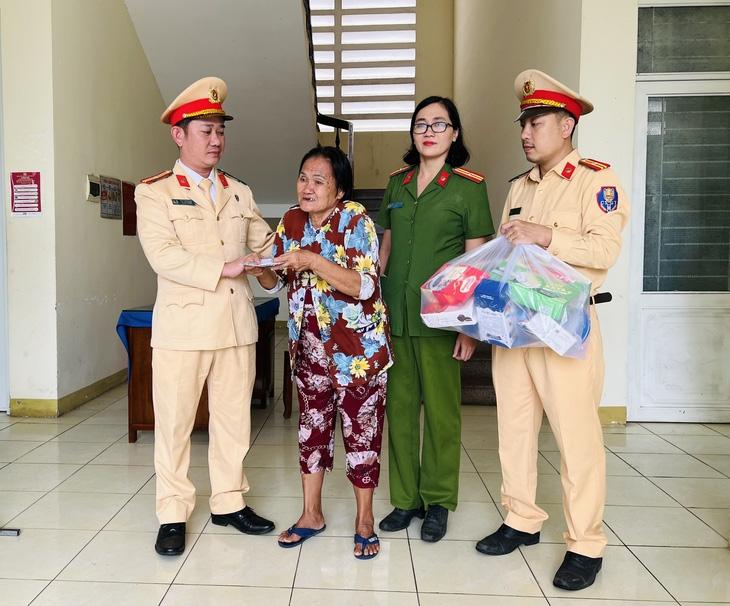 Xót xa 3 bà cháu bị bỏ lại giữa đường vì không đủ tiền vé xe-1