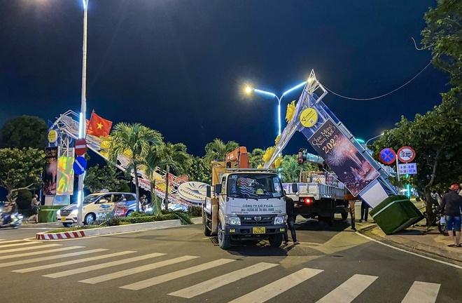 Thót tim cổng chào năm mới ở Nha Trang gãy đôi giữa đường-1