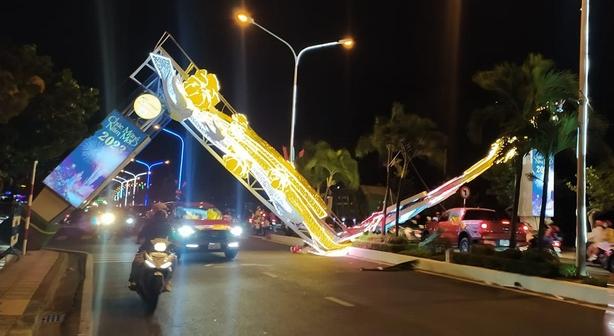 Thót tim cổng chào năm mới ở Nha Trang gãy đôi giữa đường-2