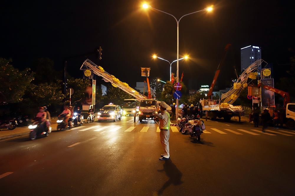 Thót tim cổng chào năm mới ở Nha Trang gãy đôi giữa đường-3