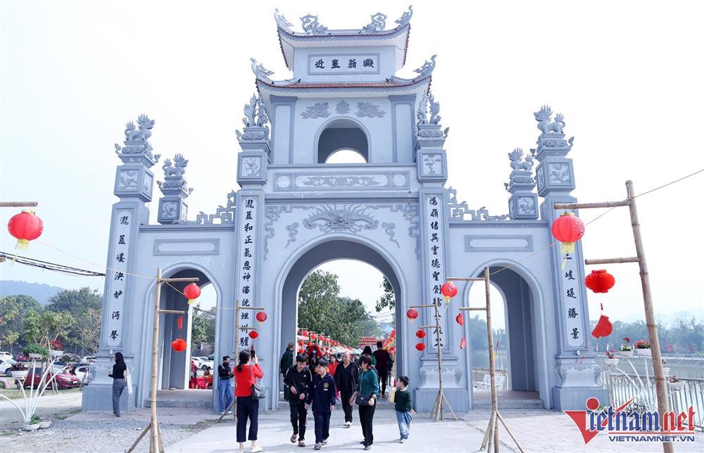 Du khách đổ về xin lộc đền ông Hoàng Mười ngày đầu năm-1