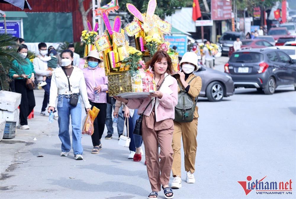 Du khách đổ về xin lộc đền ông Hoàng Mười ngày đầu năm-2