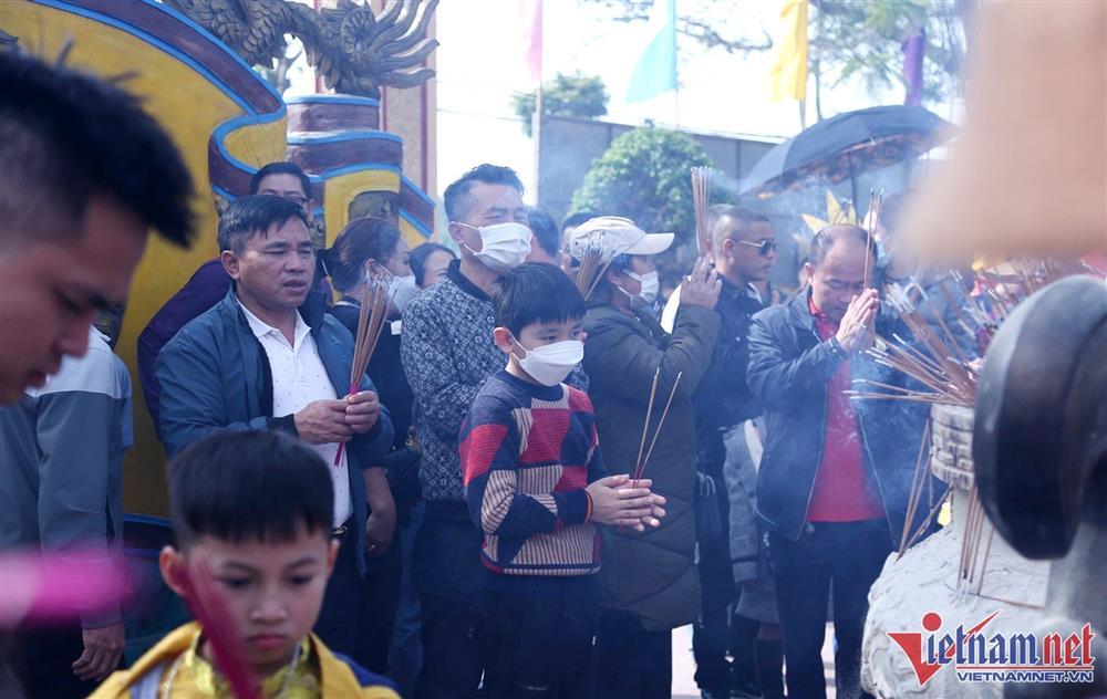 Du khách đổ về xin lộc đền ông Hoàng Mười ngày đầu năm-4