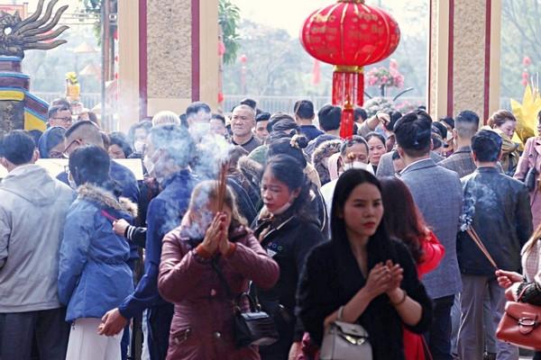 Đua nhau đốt ngựa khủng xin lộc tại ngôi đền nổi tiếng linh thiêng-15