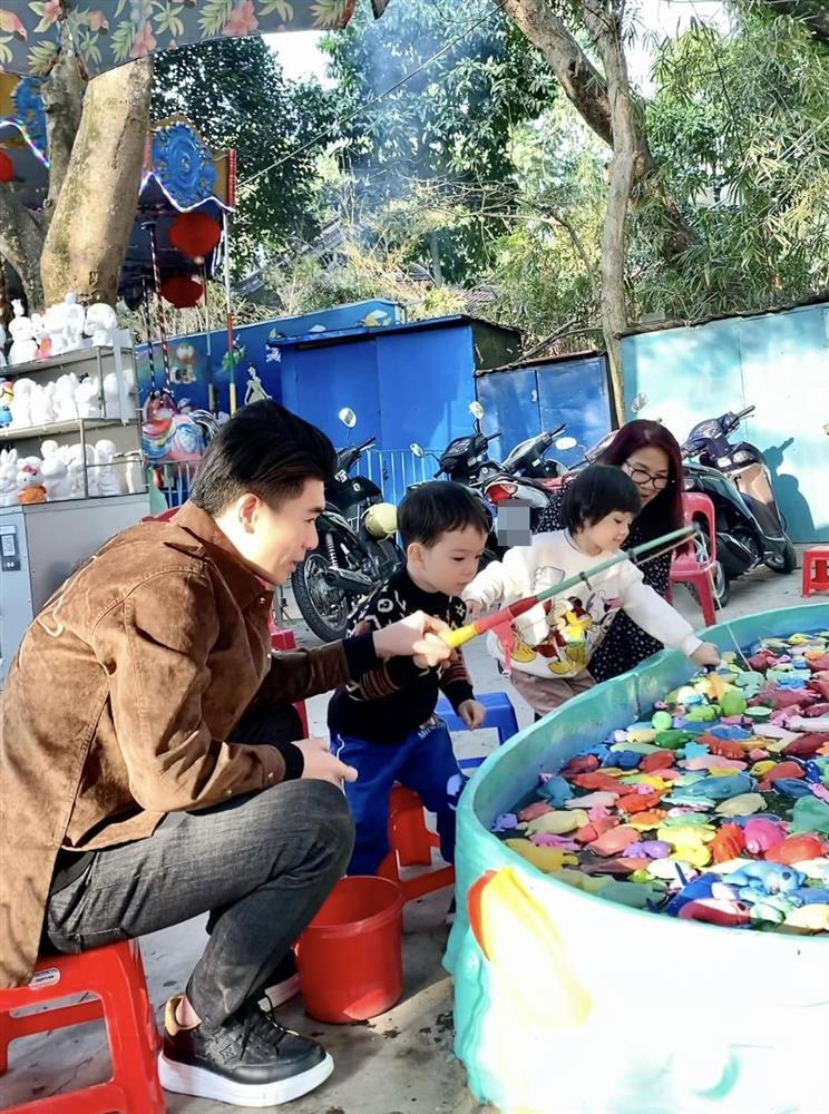 Cặp cháu song sinh nhà bầu Hiển giật spotlight vì quá yêu-5