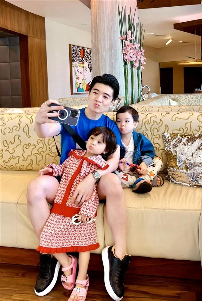 Cặp cháu song sinh nhà bầu Hiển giật spotlight vì quá yêu-6