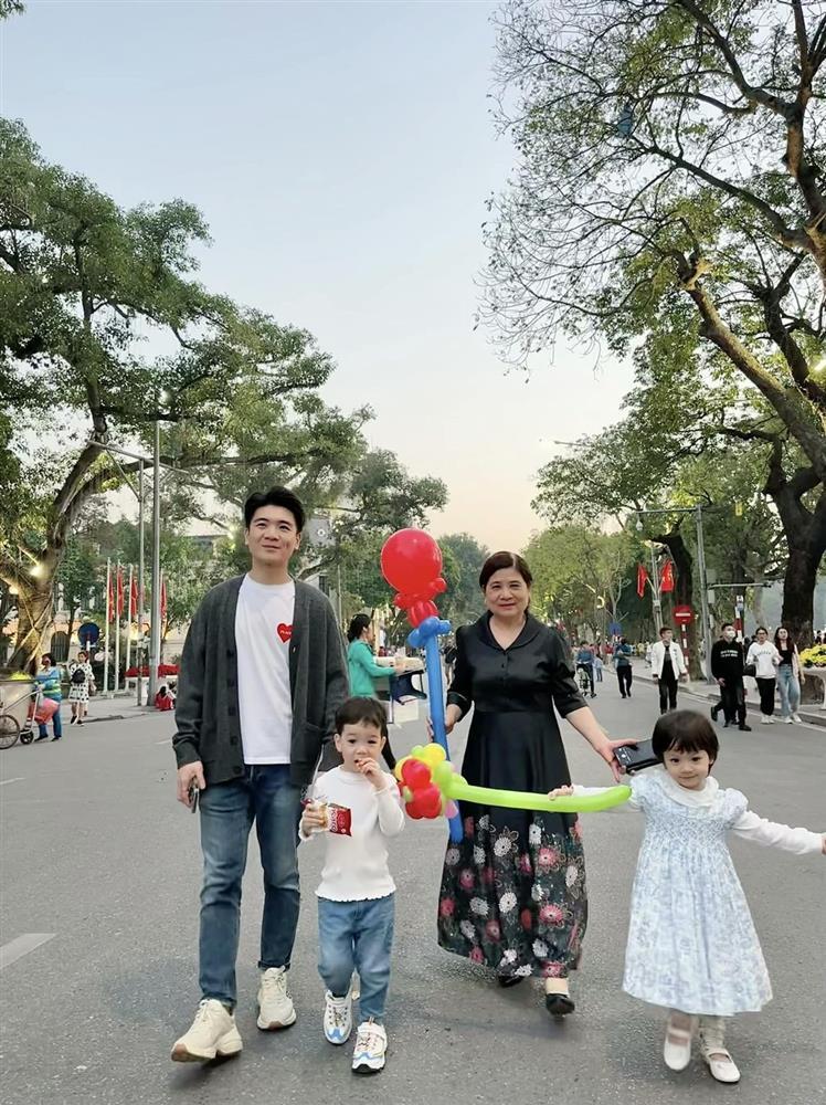 Cặp cháu song sinh nhà bầu Hiển giật spotlight vì quá yêu-2