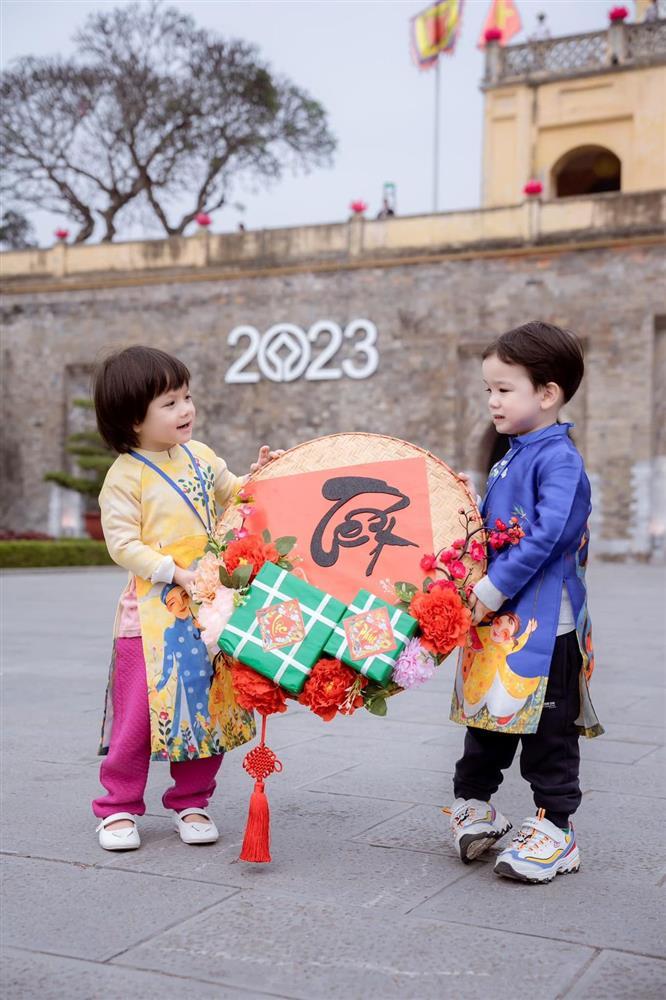 Cặp cháu song sinh nhà bầu Hiển giật spotlight vì quá yêu-4