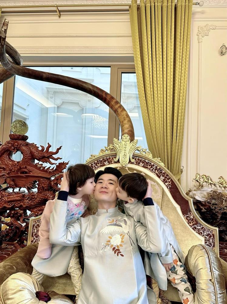 Cặp cháu song sinh nhà bầu Hiển giật spotlight vì quá yêu-7