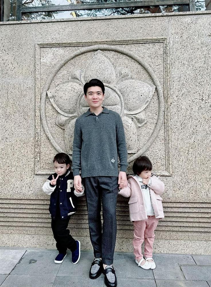 Cặp cháu song sinh nhà bầu Hiển giật spotlight vì quá yêu-8