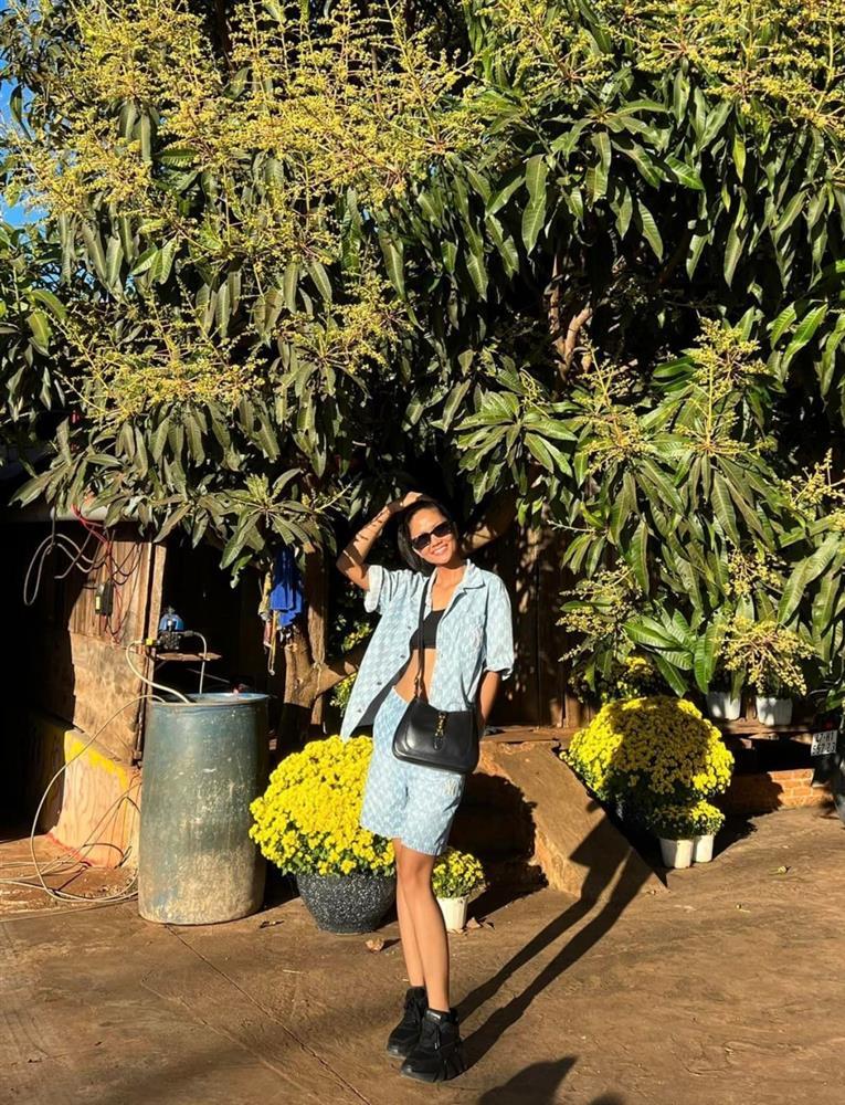 HHen Niê liên tục mặc lại đồ cũ đến nhàu nhĩ-2