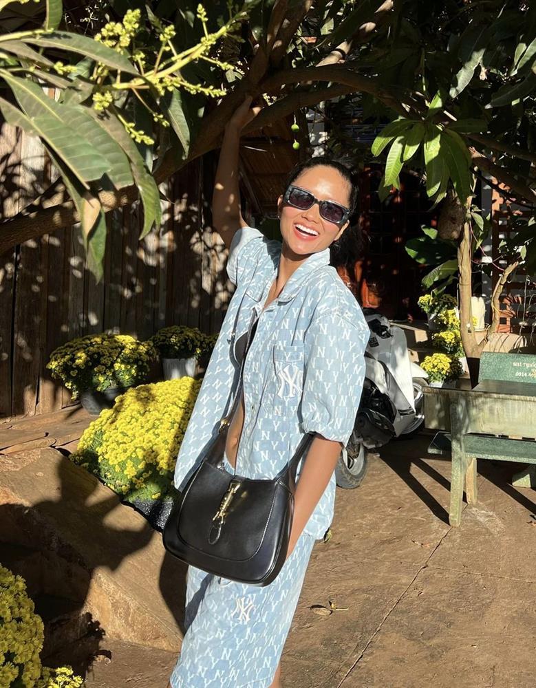 HHen Niê liên tục mặc lại đồ cũ đến nhàu nhĩ-3