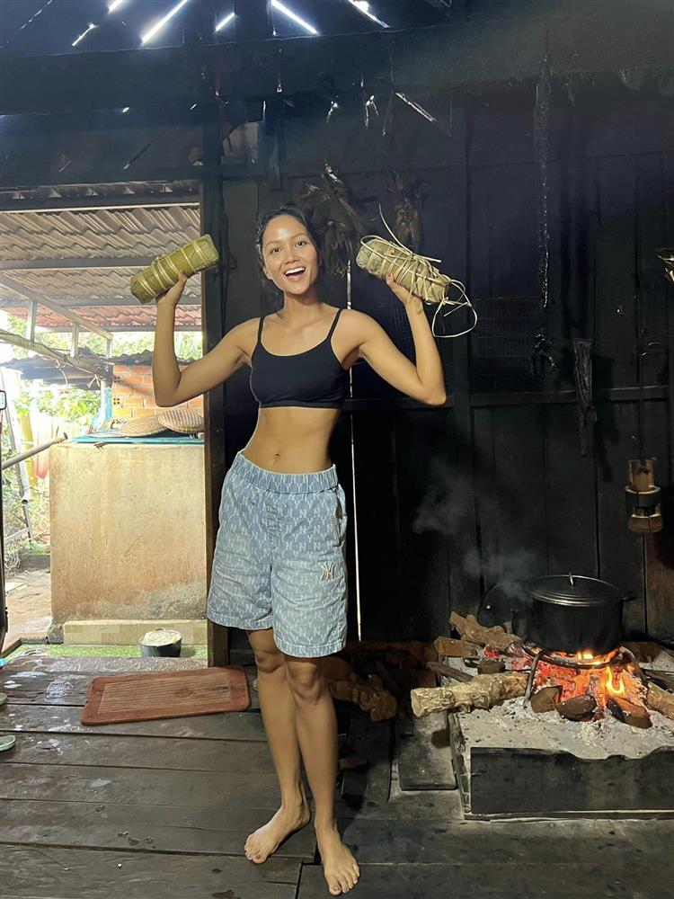 HHen Niê liên tục mặc lại đồ cũ đến nhàu nhĩ-1