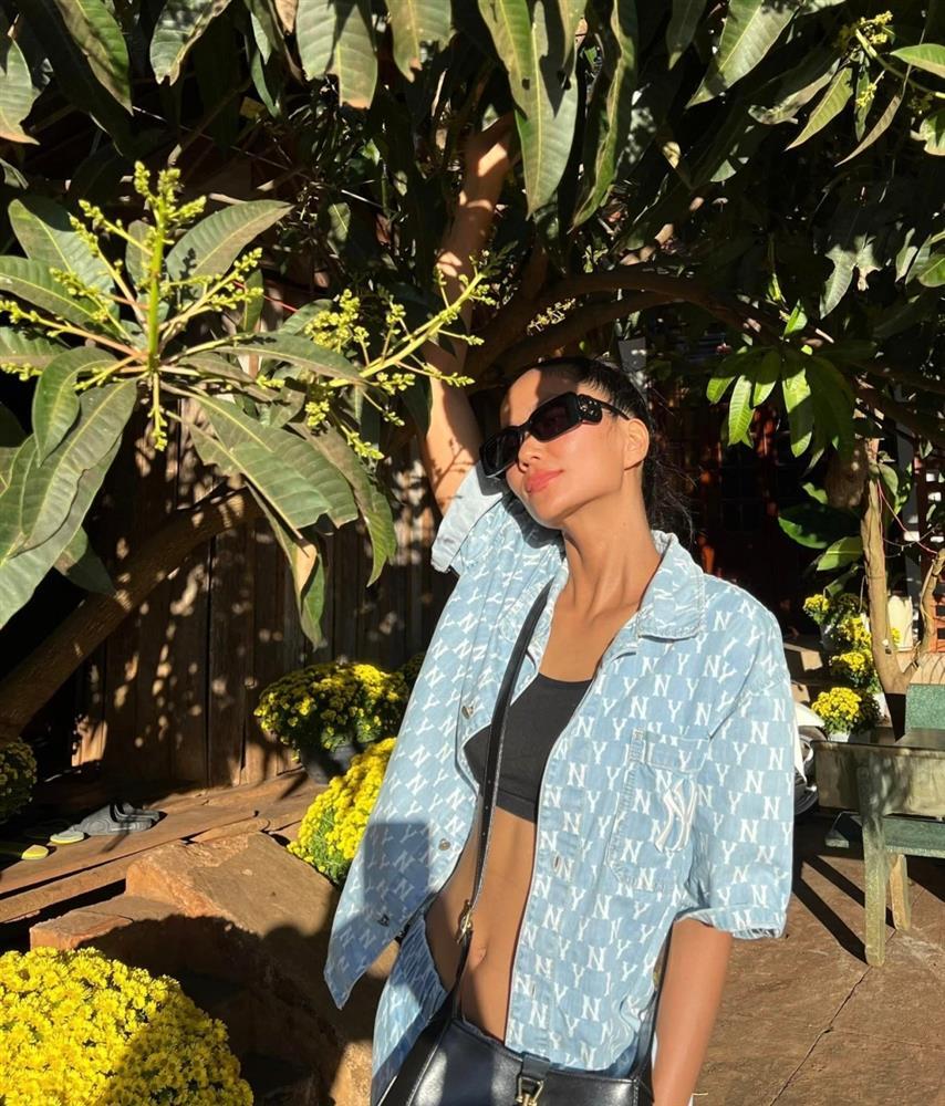 HHen Niê liên tục mặc lại đồ cũ đến nhàu nhĩ-4