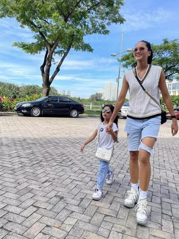 HHen Niê liên tục mặc lại đồ cũ đến nhàu nhĩ-6