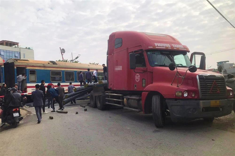 Tàu hỏa hư hỏng nặng sau va chạm với xe đầu kéo chở sắt-1