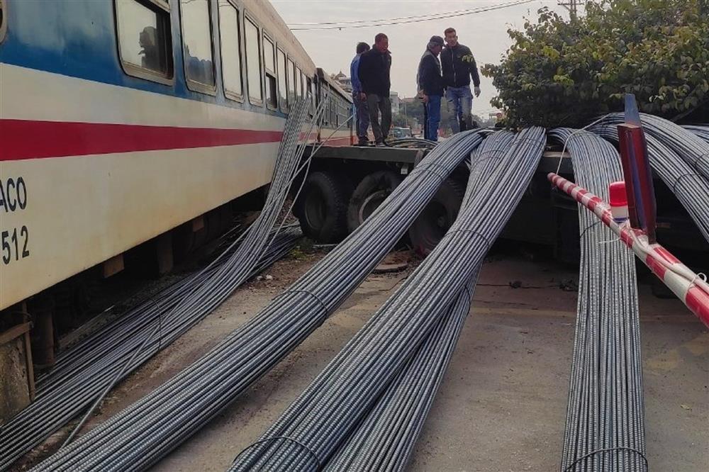 Tàu hỏa hư hỏng nặng sau va chạm với xe đầu kéo chở sắt-2