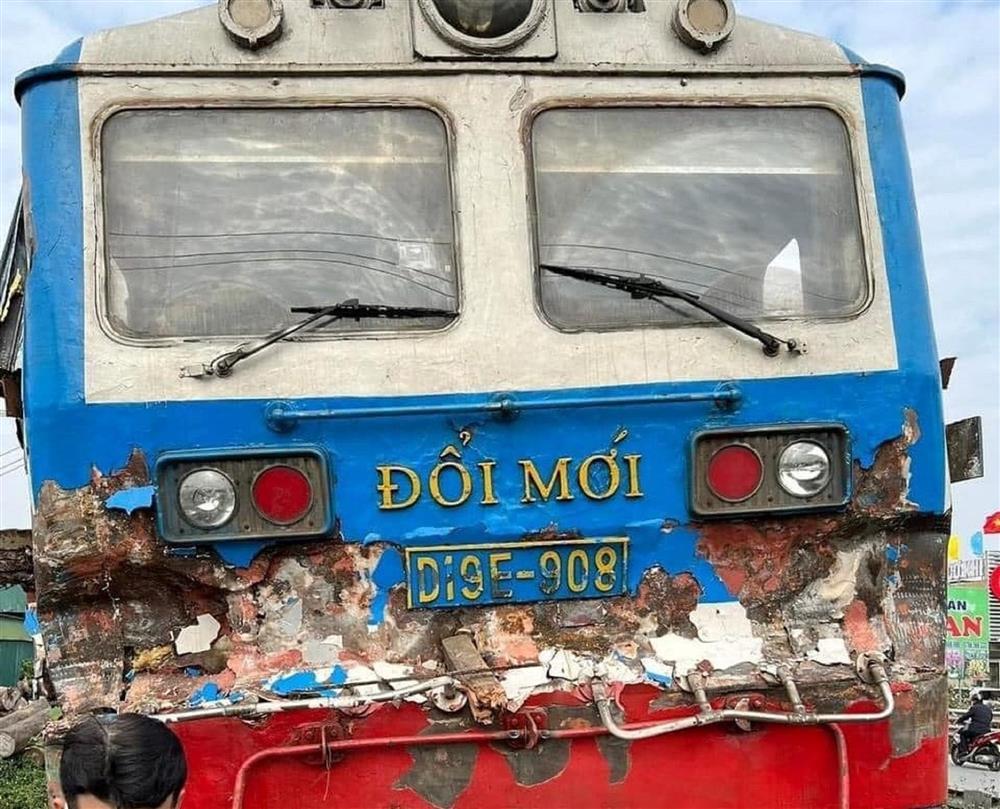 Tàu hỏa hư hỏng nặng sau va chạm với xe đầu kéo chở sắt-3