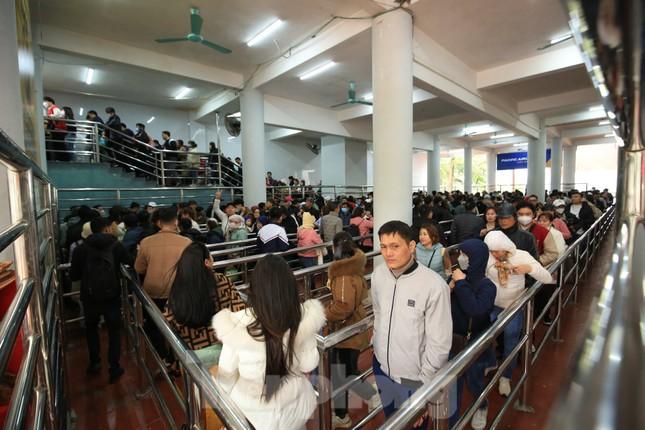 Lễ hội chùa Hương: Du khách vạ vật, chơi bài trên thuyền-1