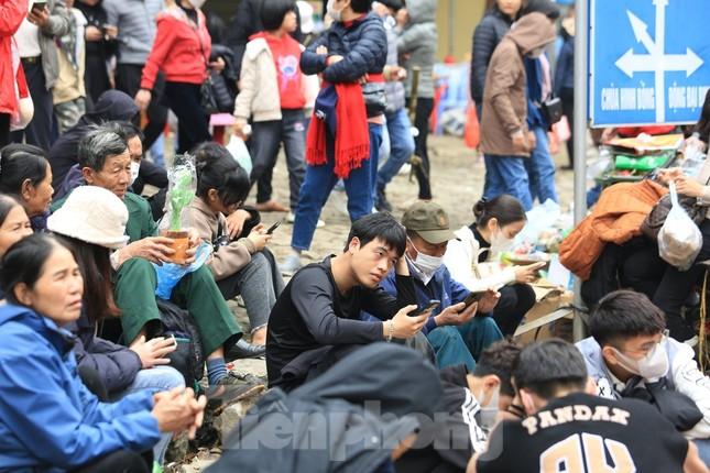 Lễ hội chùa Hương: Du khách vạ vật, chơi bài trên thuyền-2