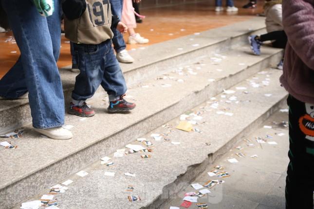 Lễ hội chùa Hương: Du khách vạ vật, chơi bài trên thuyền-4