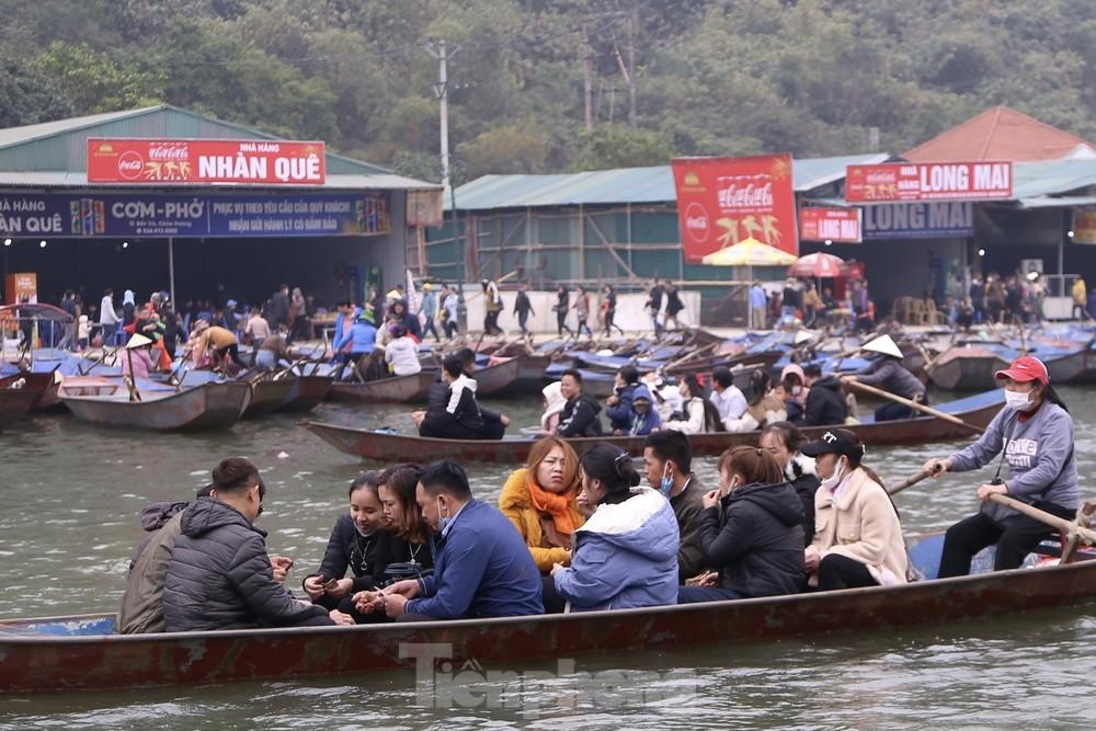 Lễ hội chùa Hương: Du khách vạ vật, chơi bài trên thuyền-5